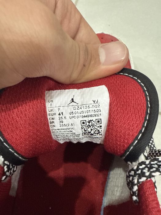 Кроссовки красные