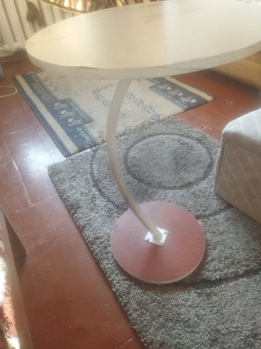 Продам небольшой столик.