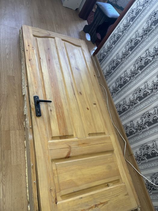 Продам дверь железная .