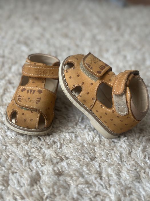 Продам детскую обувь