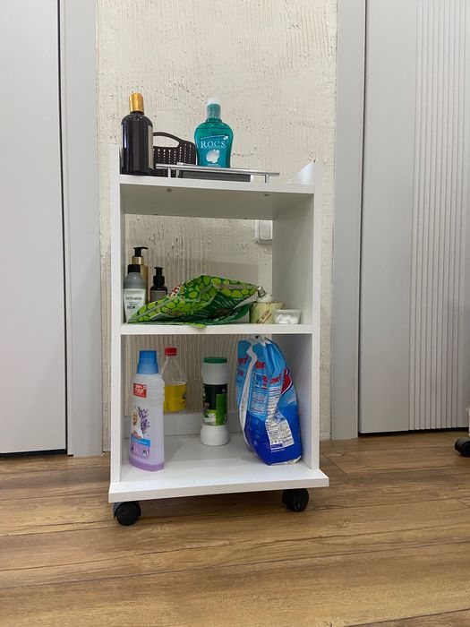 Продам белую этажерку на колесах