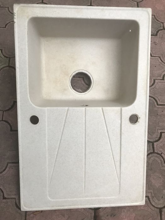 Vand lavoar bej din ceramica