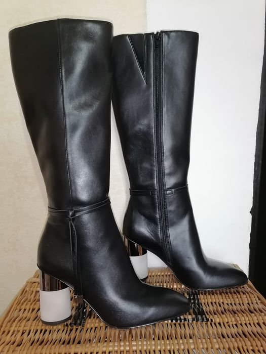 Новые женские сапоги Charles & Keith