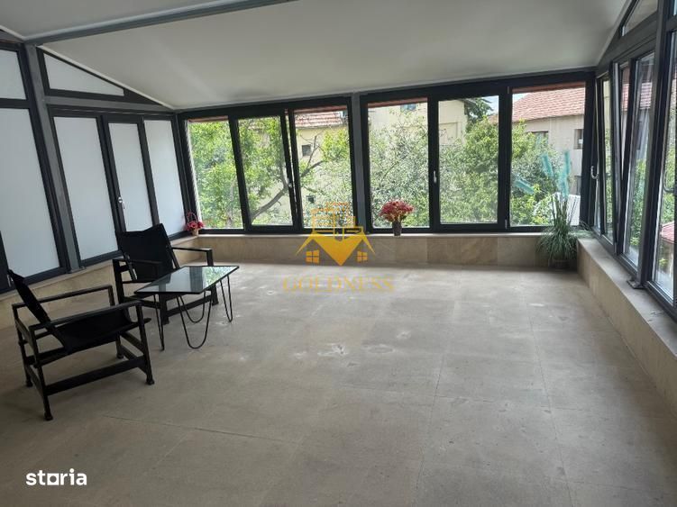 Casa individuala 5 camere zona centrala , 210 mp si garaj propriu!
