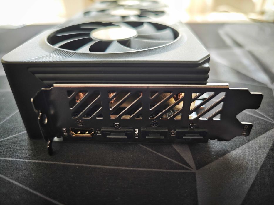 Видео карта AMD Radeon RX 7800 XT - силно запазена с 2 години гранция