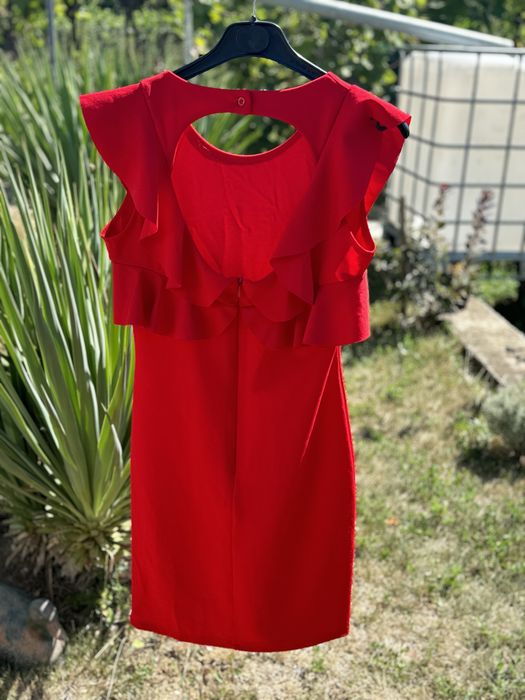 Къса Червена рокля с ефектен гръб с къдрици