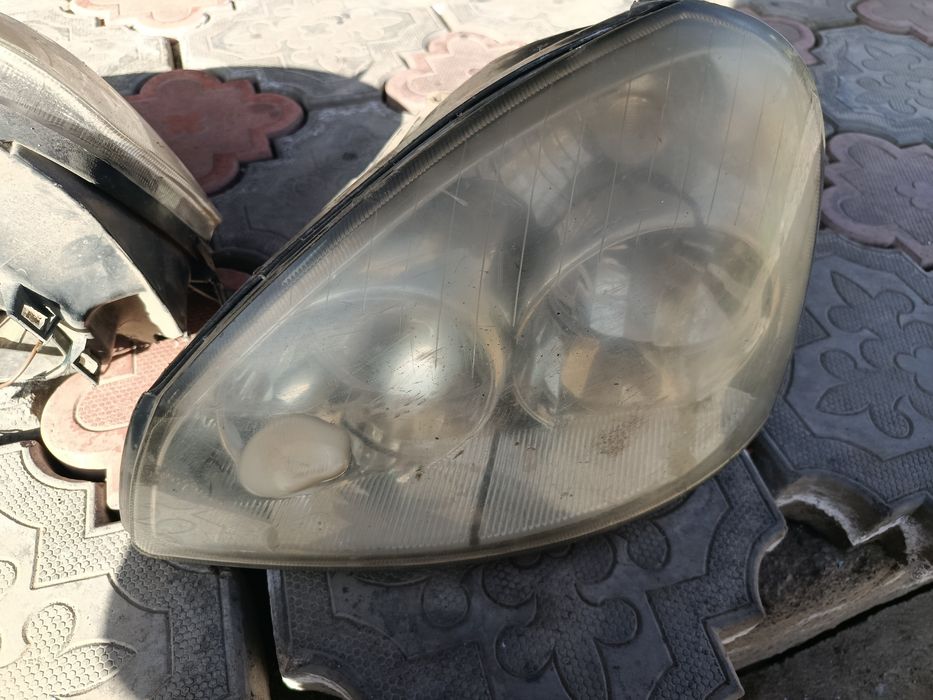 Передние фары на Lada Priora