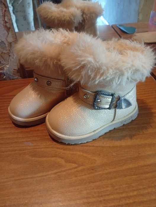 Продам коляску и зимние бошмаки