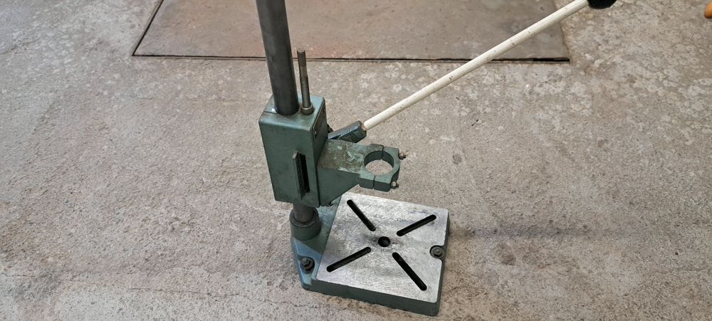 Стоика за бормашина .