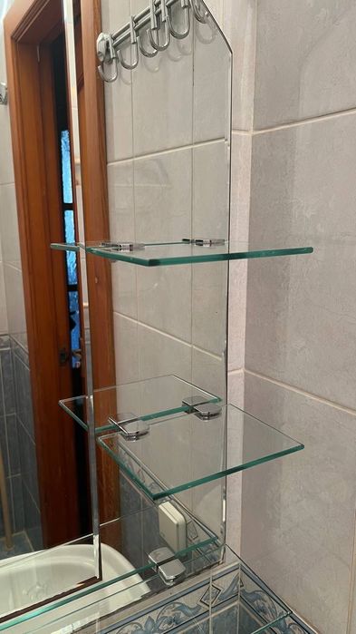 Зеркало с полочками для ванной