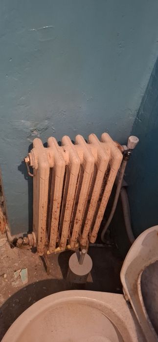 Vând 5 calorifere de fonta în perfectă stare.