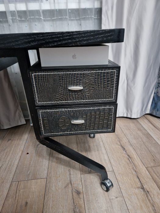 Продам шкаф со столом и стулом