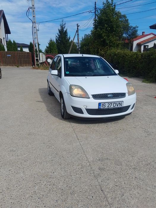 Vând Ford fiesta