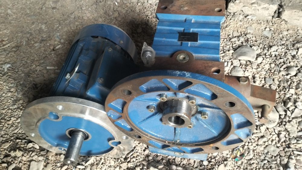 Продам редуктор с электро двигателем