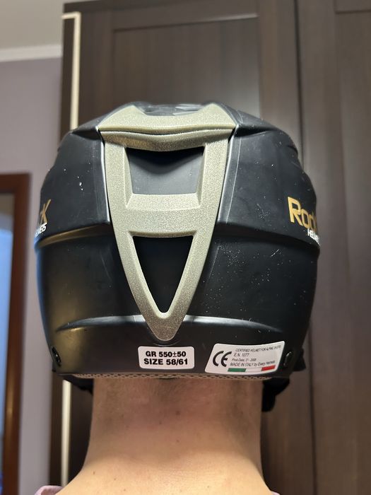 Шлем горнолыжный