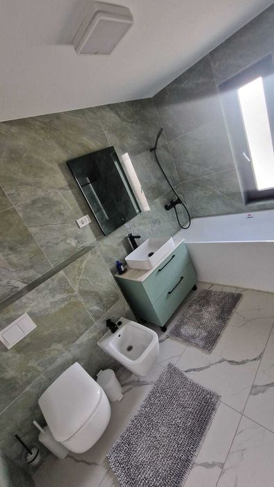 3 dormitoare, 2 bai, Living si Bucatarie la Casa