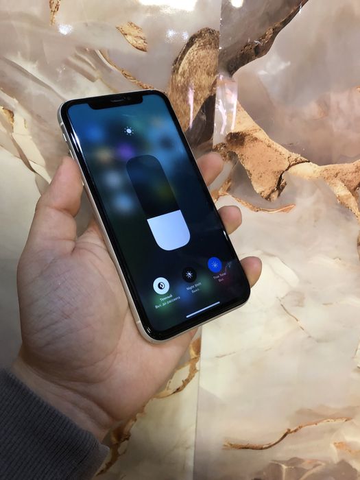 В продаже Айфон Хр.