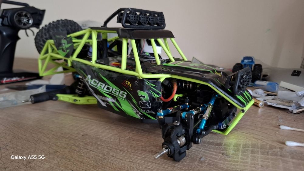 Rc кола Wltoys12428 тежко модифицирана ,направена изцяло за асфалт ,със състезателно окачване-4x4 + резервни части