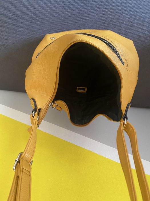 Жълта кожена чанта