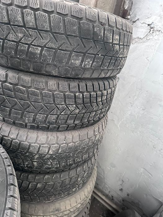 Продам шины Максис лупучка