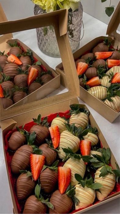 Клубника в шоколаде есть Каспий ред