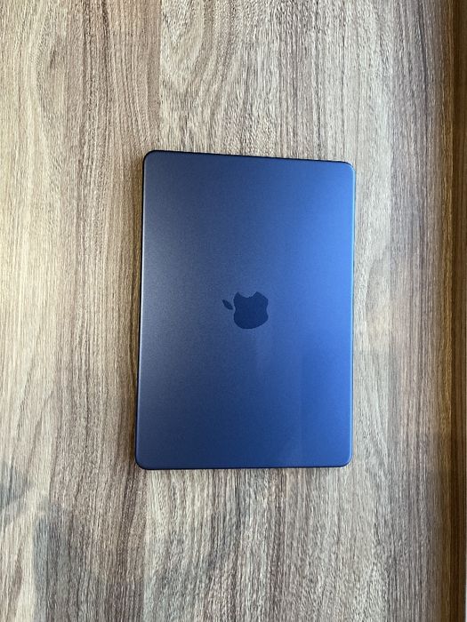 MacBook Neo 13" 8/256GB Indigo — 7 циклов батареи, полный комплект