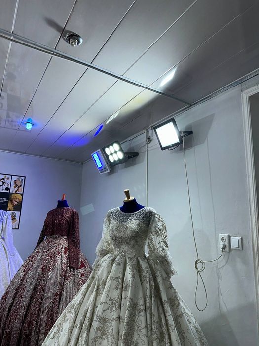 Oyna va 4 ta Projektor (Yoritgich) sotiladi