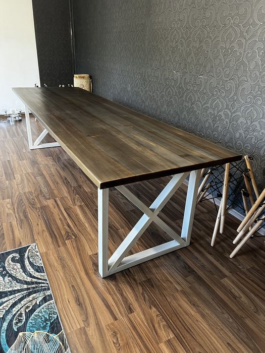 Большой стол для гостиной