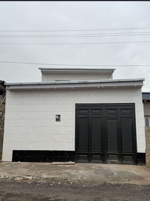 Uy sotiladi 2 etajlik 1.5 sotik pishgan gishtdan qurilgan