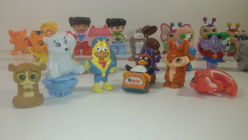 Лот малки пластмасови играчки