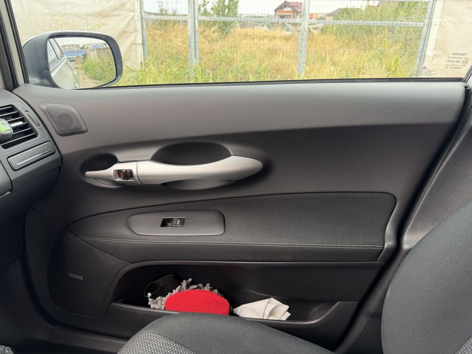 Vând Toyota Auris hibrid - 80000 km