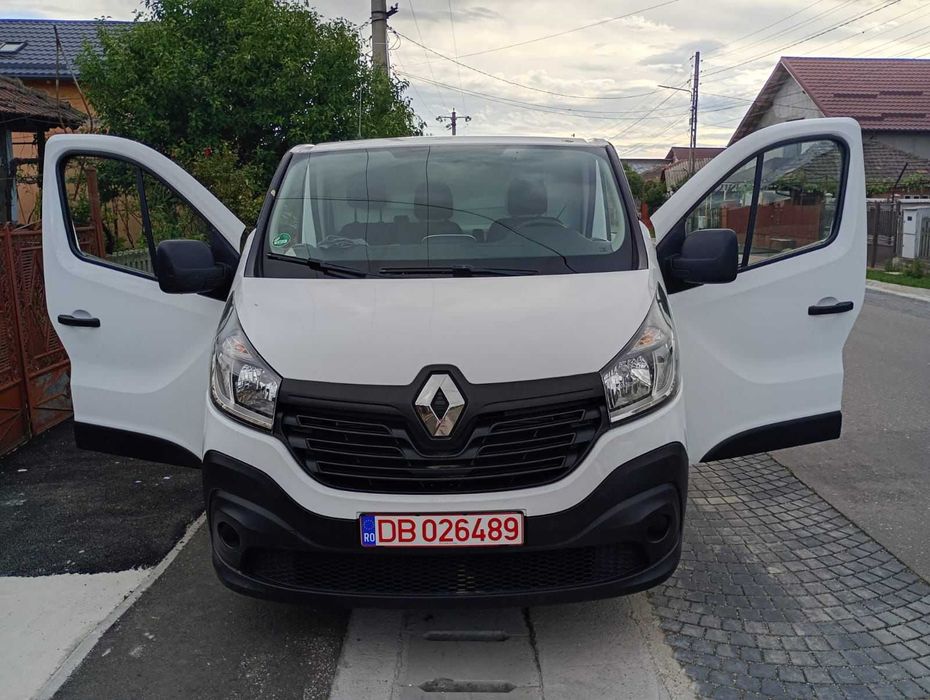 Vând Schimb Renault Trafic 3 an fabricație 2015 model extralung 3m