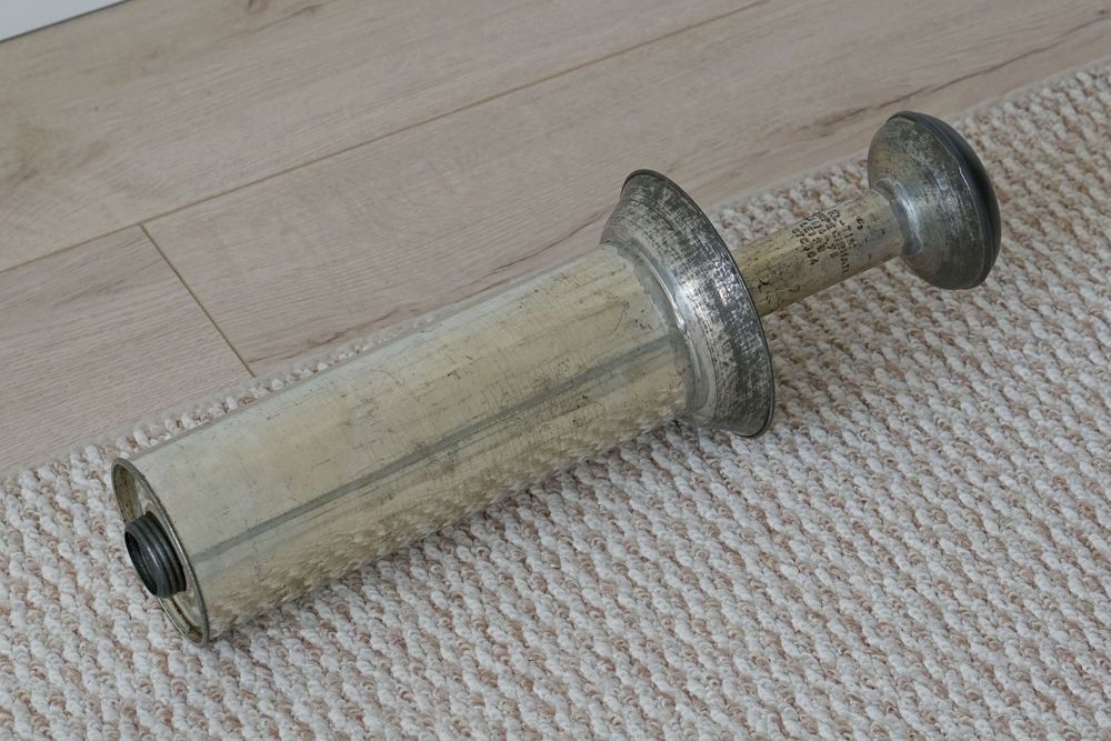 Pompa veche din anii 1970 pentru carnati