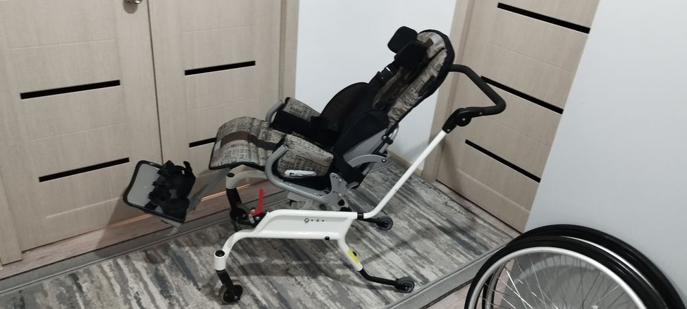 Коляска для детей и подростков