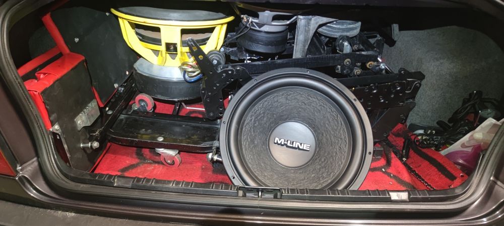 Subwoofer auto de mare putere 6000w 10000w putere cu membrana defectă, a căzut o scândură pe el. Difuzor și încă un subwoofer de 800-1000w perfect fun