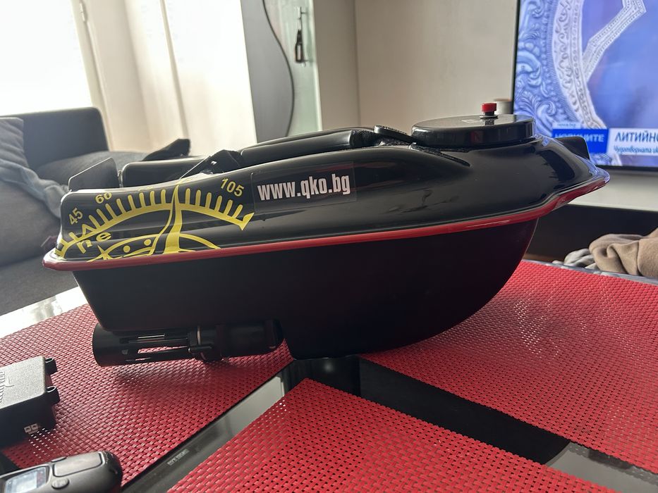 Лодка за захранка с gps