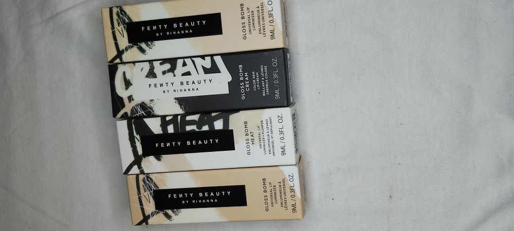 Luciu de buze Fenty Beauty Gloss Bomb Universal Lip Luminizer.