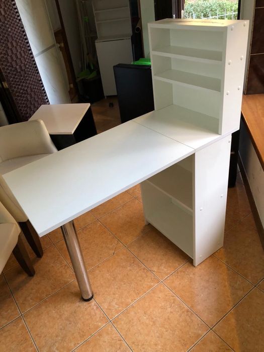 Маникюрный столик