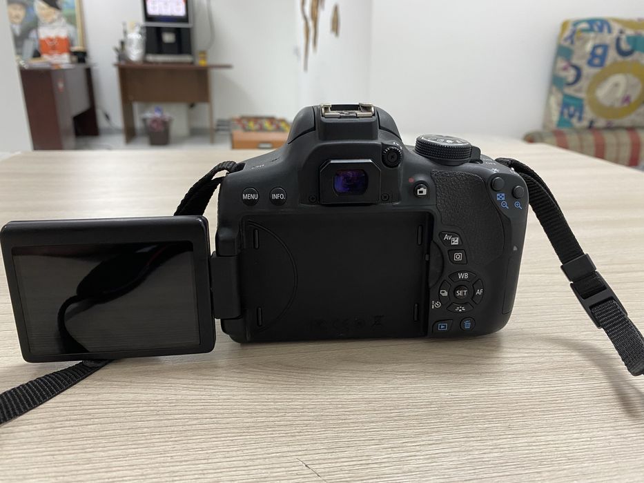 Продам Canon EOS 750D + объектив 18‑55 мм