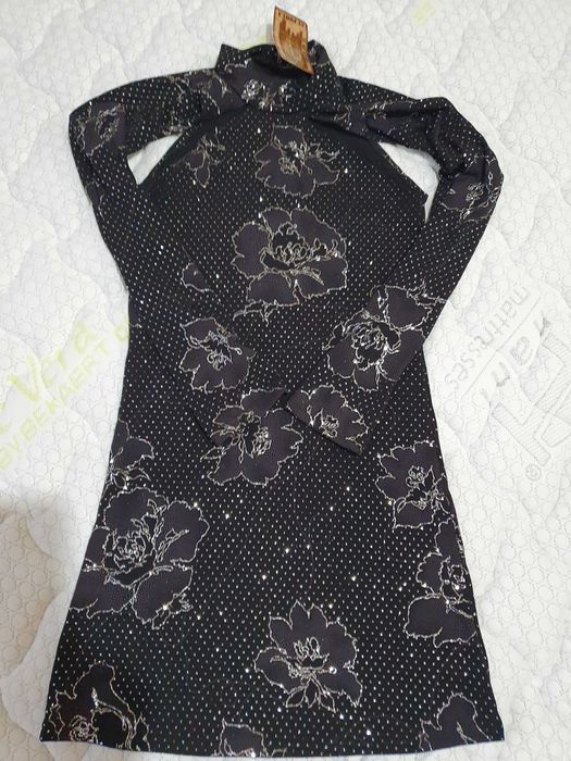 Хит цена! Черна блестяща рокля по тялото