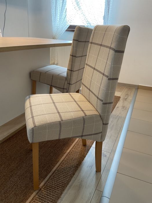 Masa extensibila 90x160/200 cm cu 6 scaune tapițate
1200 lei