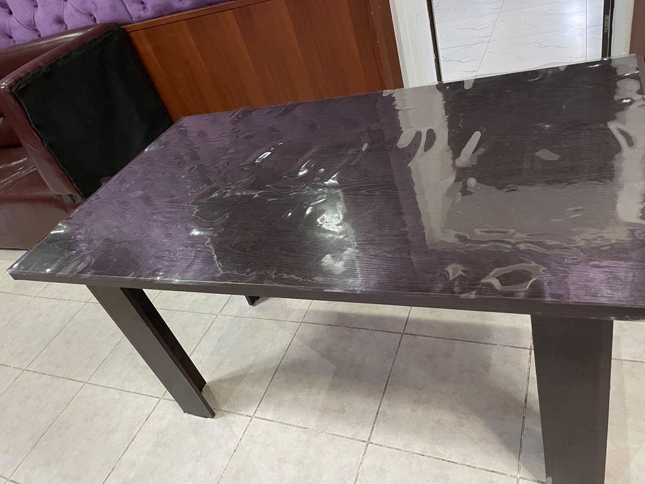 Стол коричневый из дерево