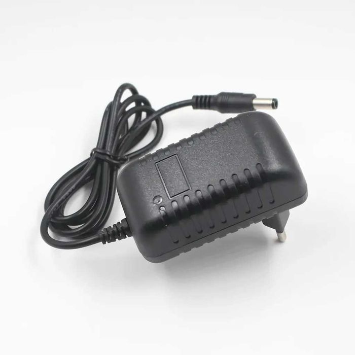 Încărcător baterie LiFePO4 12V 2A cu protecție și indicator LED