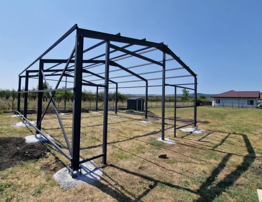 vând structură metalică opt deschiderea 15 lungimea patru la streașină