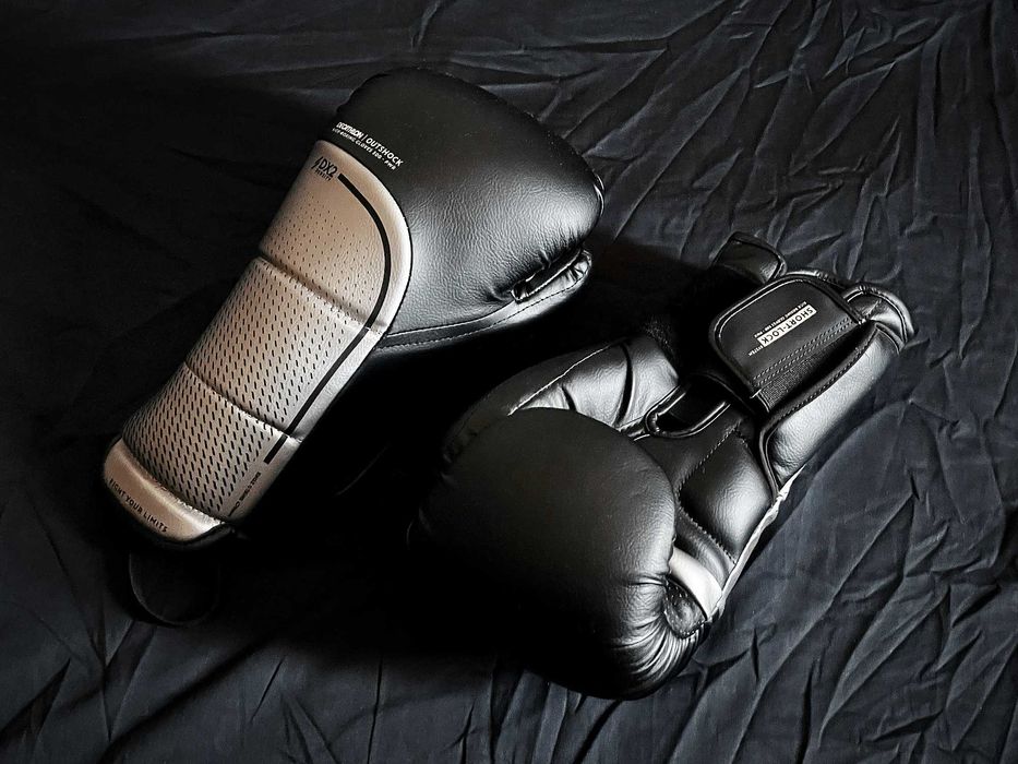 Боксерские перчатки Decathlon Outshock 12 oz