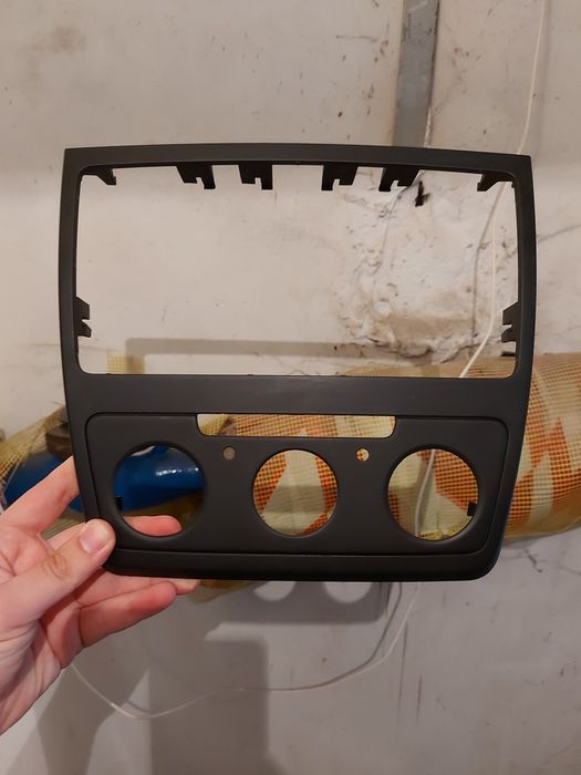 Панел/рамка за мултимедия за шкода йети 2009-2013г