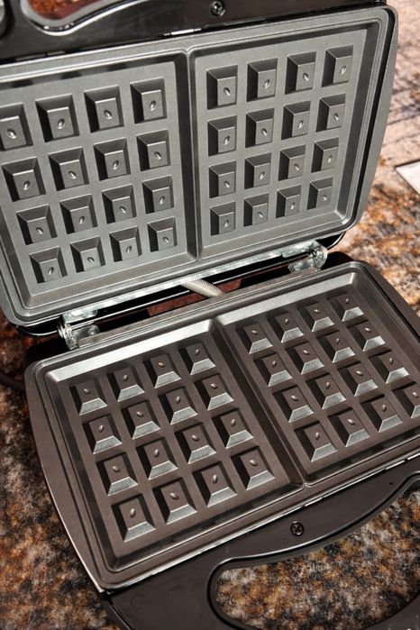 Вафельница мультипекарь REDMOND