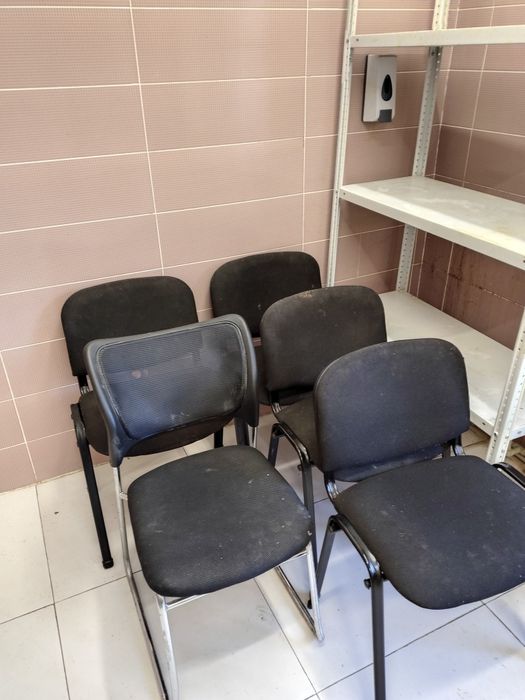 Офисные стулья в ассортименте.