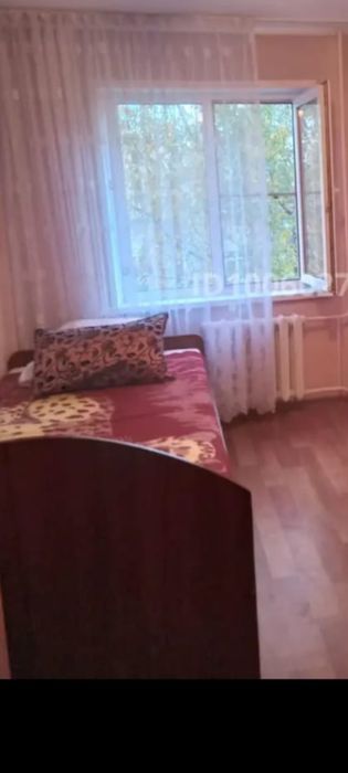 Кровать 1,5 в отличном состоянии , имеется матрас, но это на ваш выбор