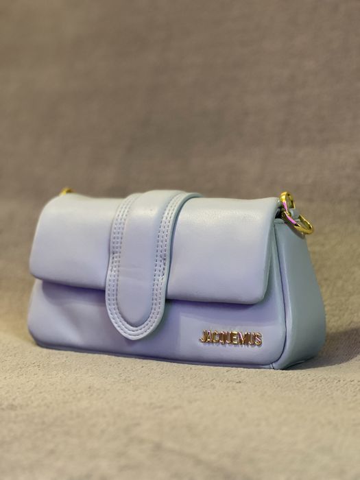 Дамска чанта естествена кожа бебешкосиньо jacquemus